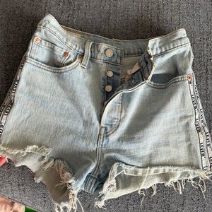LEVIS JEAN SHORTS